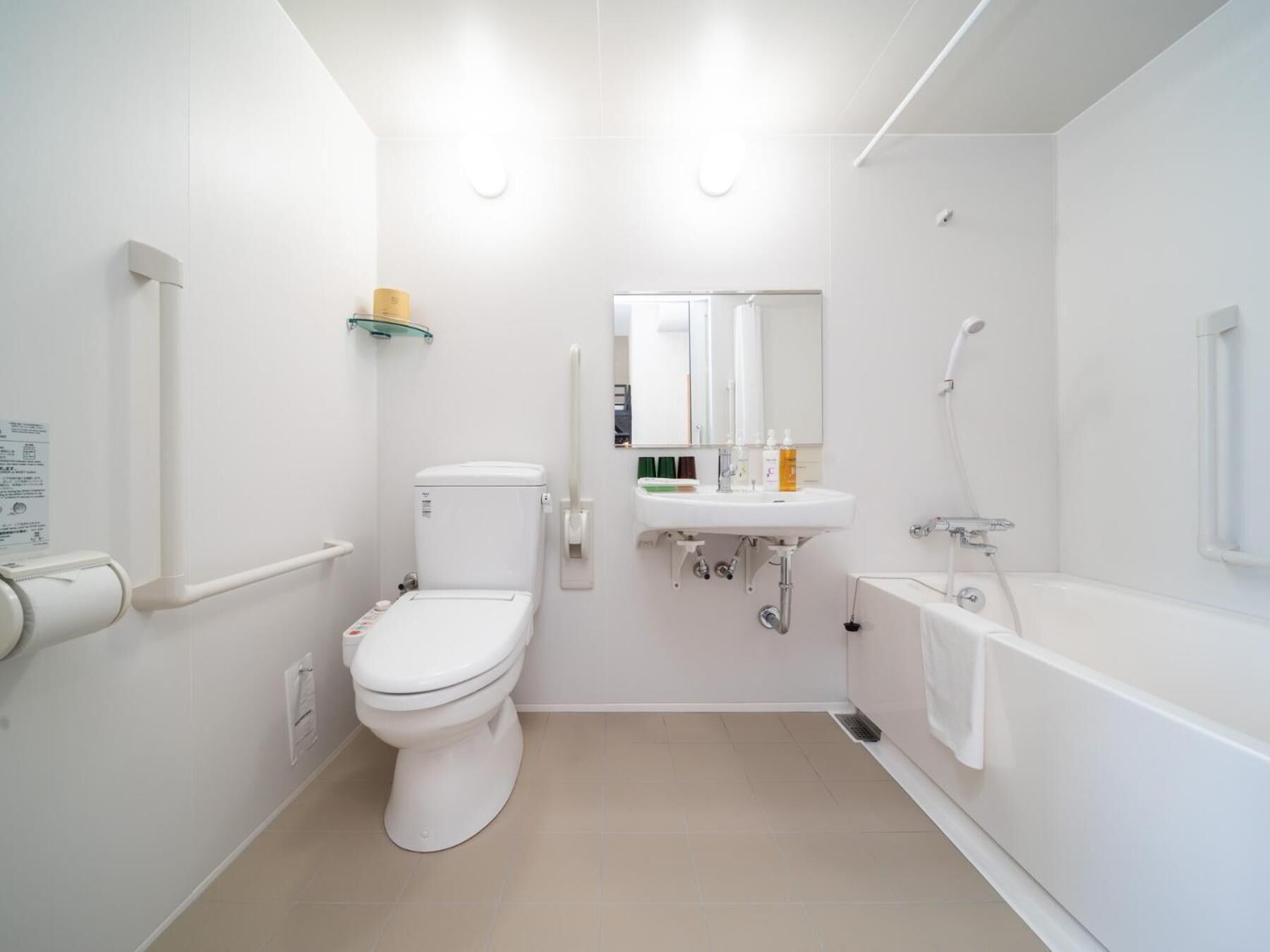 combined shower/bathtub, hair dryer, slippers, bidet