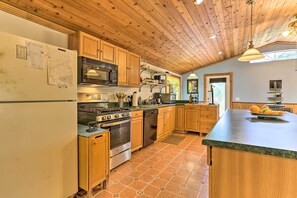 Fridge, microwave, stovetop, dishwasher - Bright Tucked-Away Cabin w/ Furnished Deck + Grill (South Kortright)