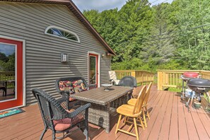 Outdoor dining - Bright Tucked-Away Cabin w/ Furnished Deck + Grill (South Kortright)