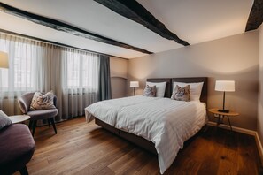 Dobbeltrom – deluxe, 1 kingsize-seng, ikke-røyk, byutsikt | Oppholdsområde | TV