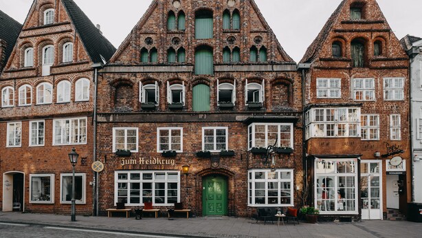 A historic building with a prominent green door, multiple windows, and a sign reading "Zum Heidkrug." - Hotel zum Heidkrug (Lueneburg)
