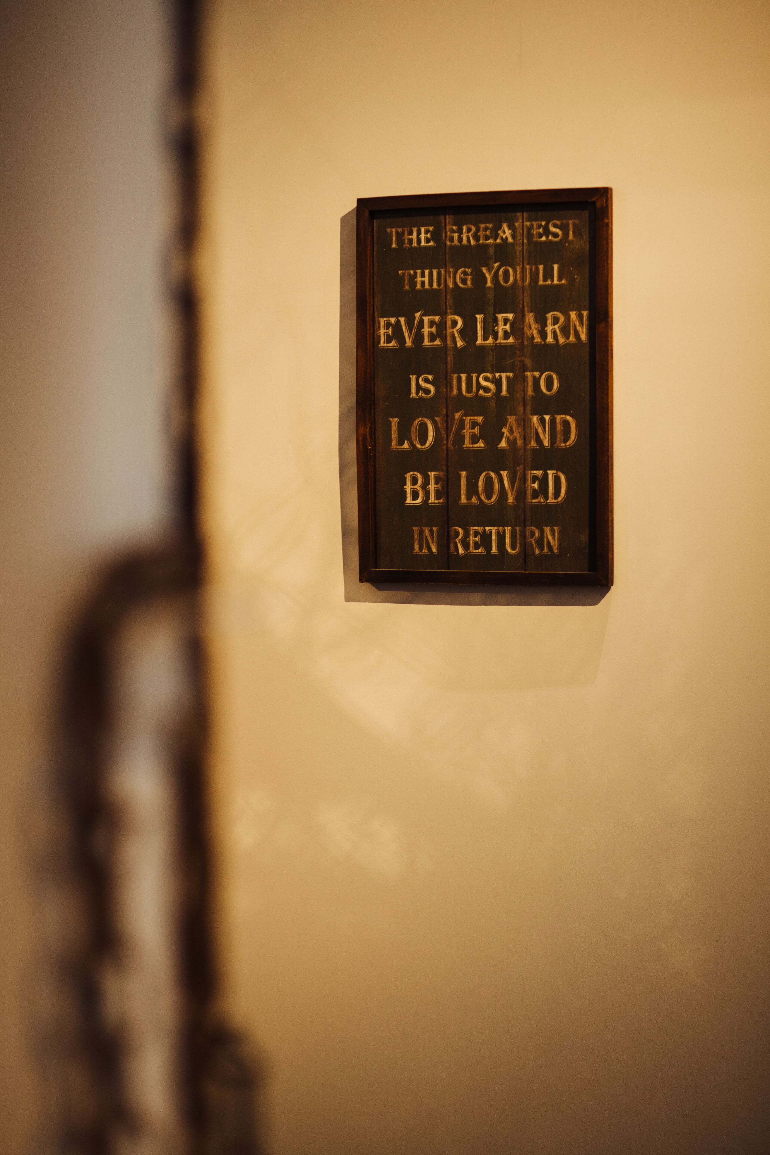 Una frase inspiradora enmarcada en una pared.