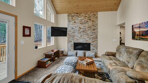 TV, fireplace, Netflix, Hulu - Aspen Grove Chalet (Woodland Park)