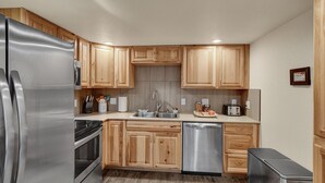 Dishwasher, dining table - Aspen Grove Chalet (Woodland Park)