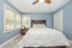 3 bedrooms, bed sheets - The Redwood Residence (Fayetteville)