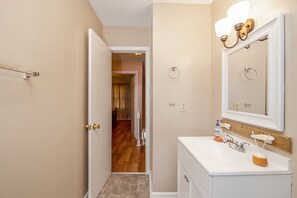 Bathroom - The Yadkin Gate Inn (Fayetteville)