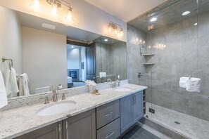 Bathtub, hair dryer, towels - Blackstone luxury 2 BR on golf course, outdoor swimming pool and clubhouse, walk to hiking trails (Park City)