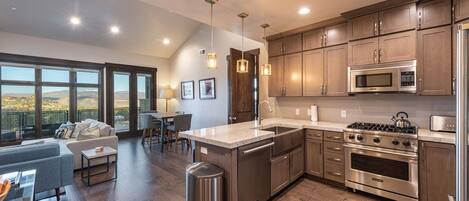 Een koelkast, een microgolfoven, een oven, een kookplaat