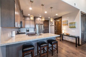 Fridge, microwave, oven, stovetop - 2 BR on golf course, outdoor swimming pool and clubhouse, walk to hiking trails (Park City)
