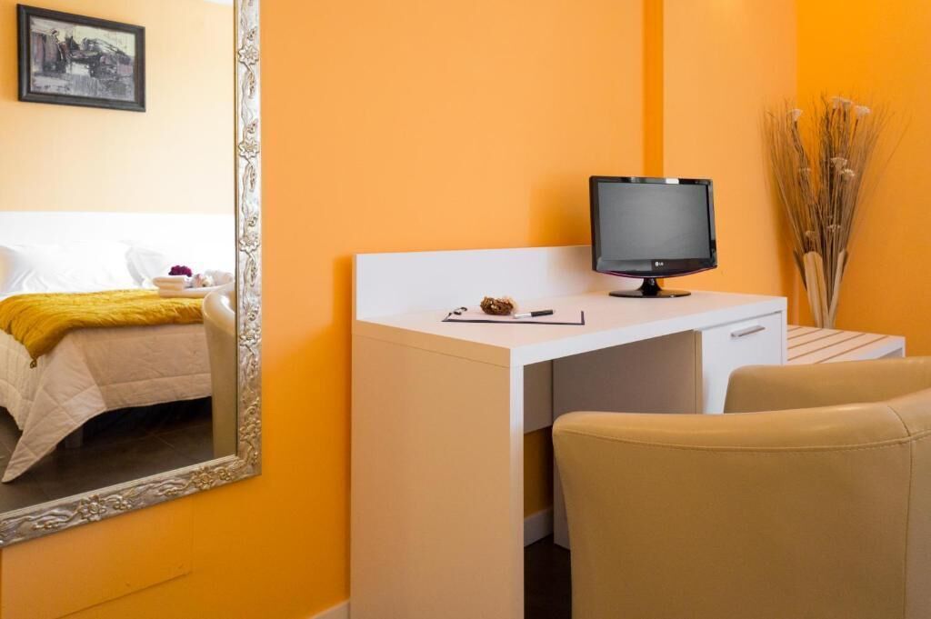 Double Room, 1 Queen Bed | Hypo-allergenic bedding, minibar, in-room safe, desk