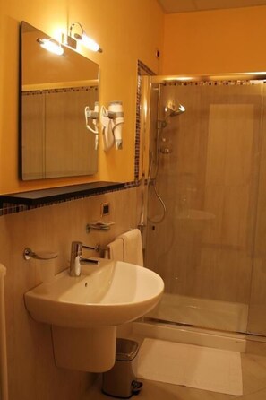 Shower, hair dryer, bidet, towels - Hotel Padus Meublè (Sissa Trecasali)