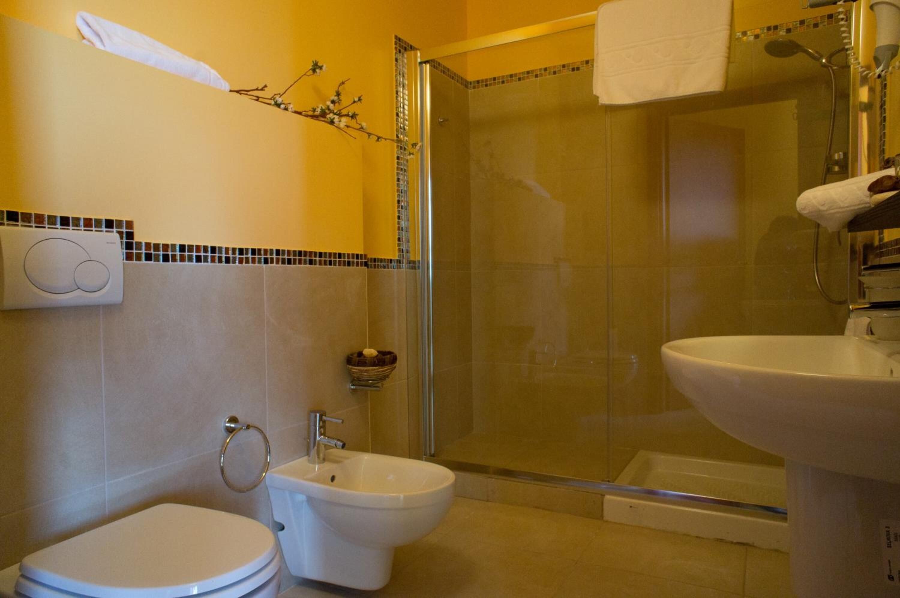 Doccia, asciugacapelli, bidet, asciugamani