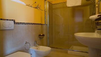 Doccia, asciugacapelli, bidet, asciugamani