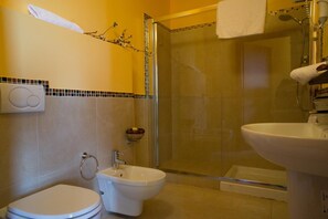 Een douche, een haardroger, een bidet, handdoeken