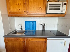 Fridge, microwave