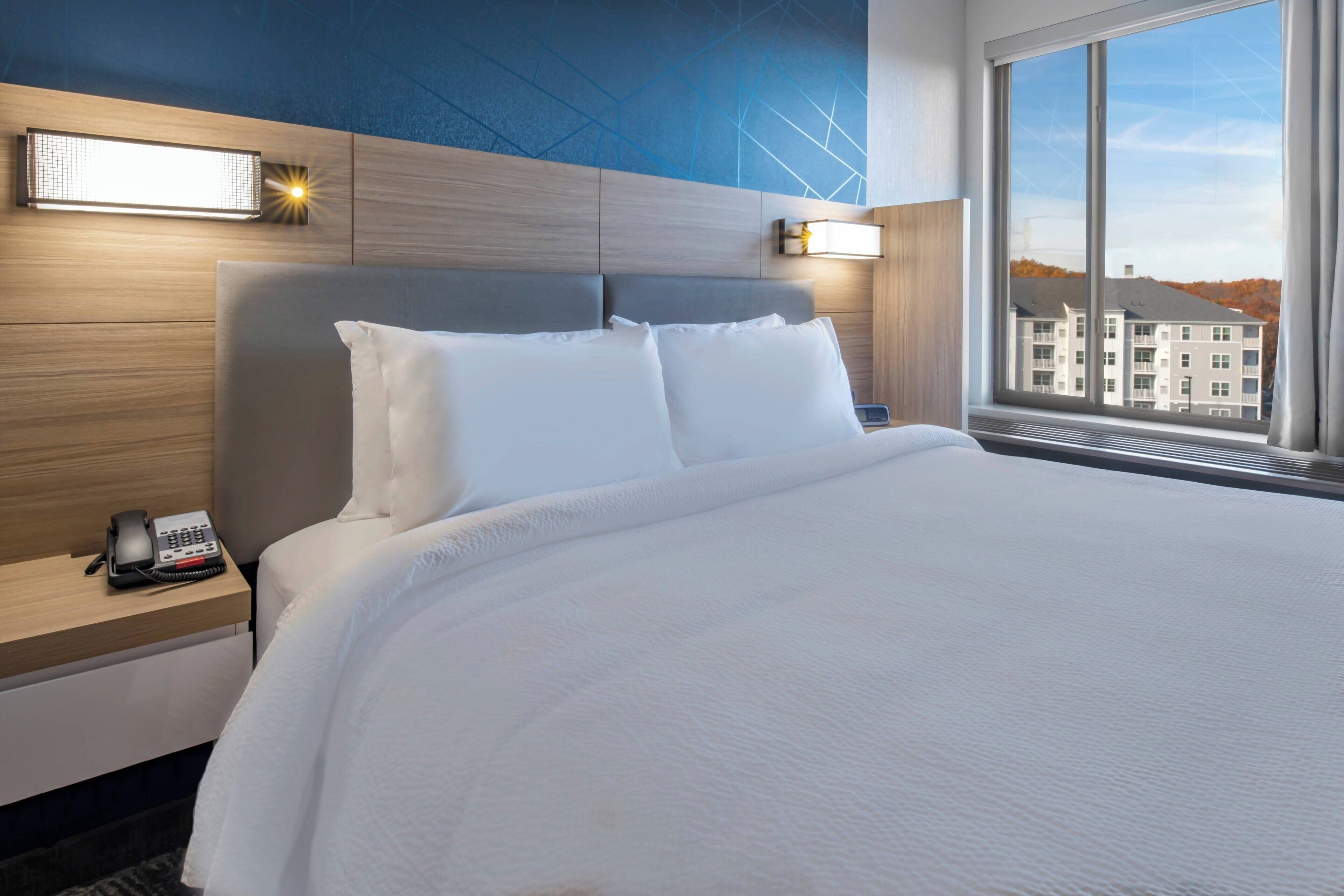 suite, 1 king bed | 1 bedroom, desk, iron/ironing board, bed sheets