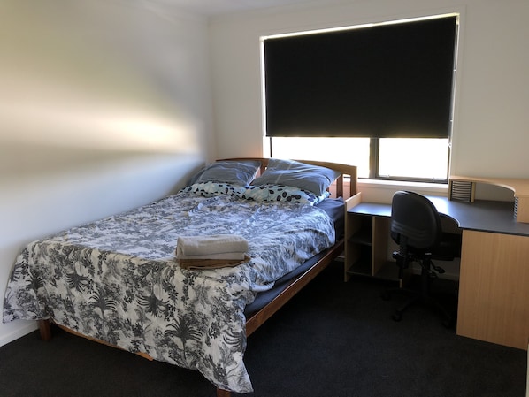 3 bedrooms, desk, free WiFi, bed sheets