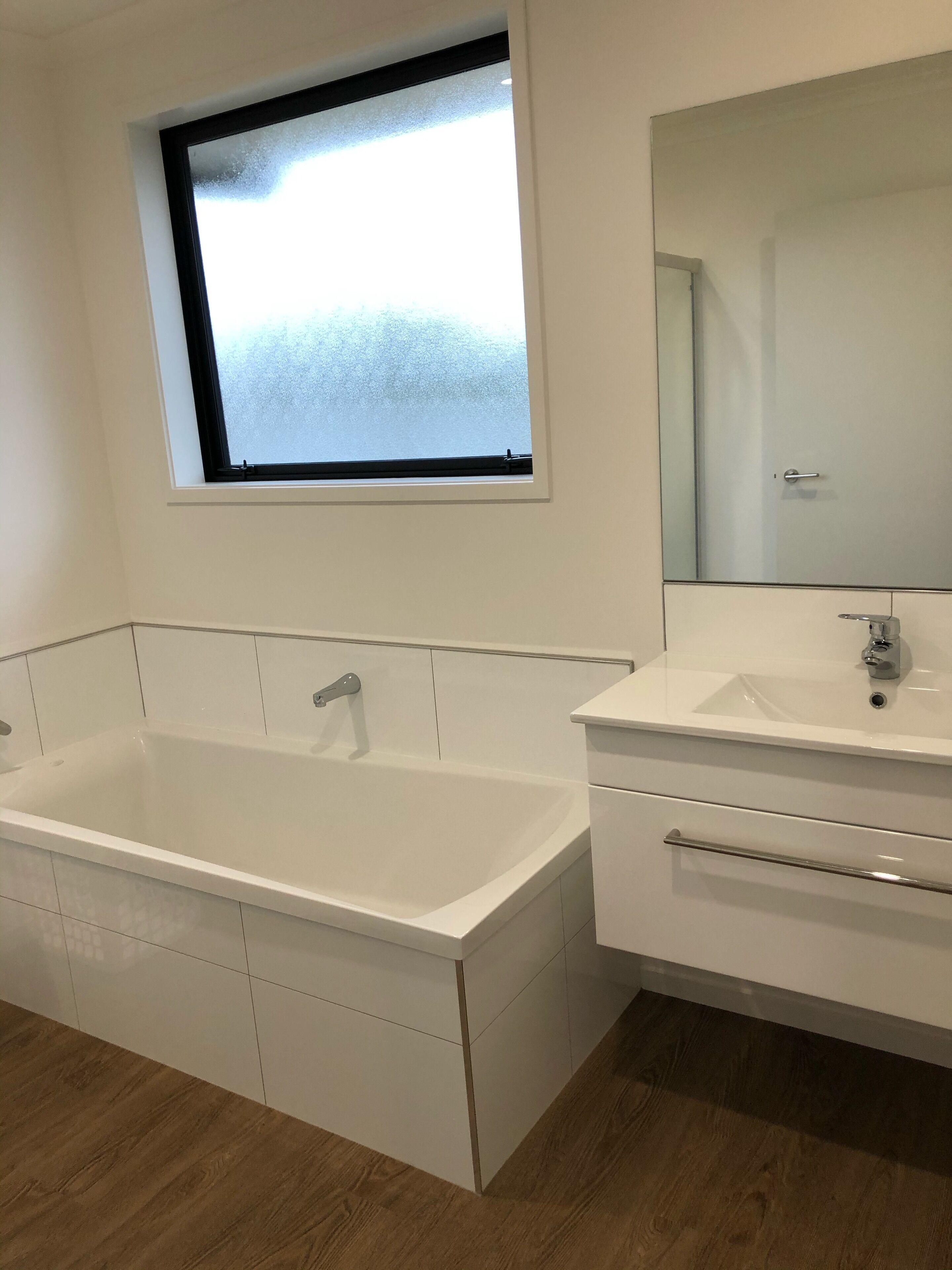 Badewanne, Handtücher, Seife, Toilettenpapier