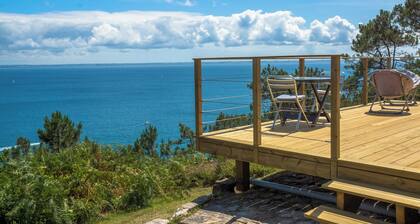 Maison avec vue sur la mer sous le phare de Morgat