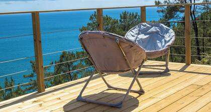 Maison avec vue sur la mer sous le phare de Morgat
