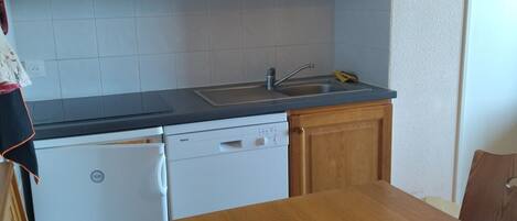 Jääkaappi, mikroaaltouuni, astianpesukone