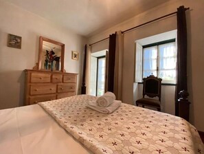 5 bedrooms, iron/ironing board, free WiFi, bed sheets