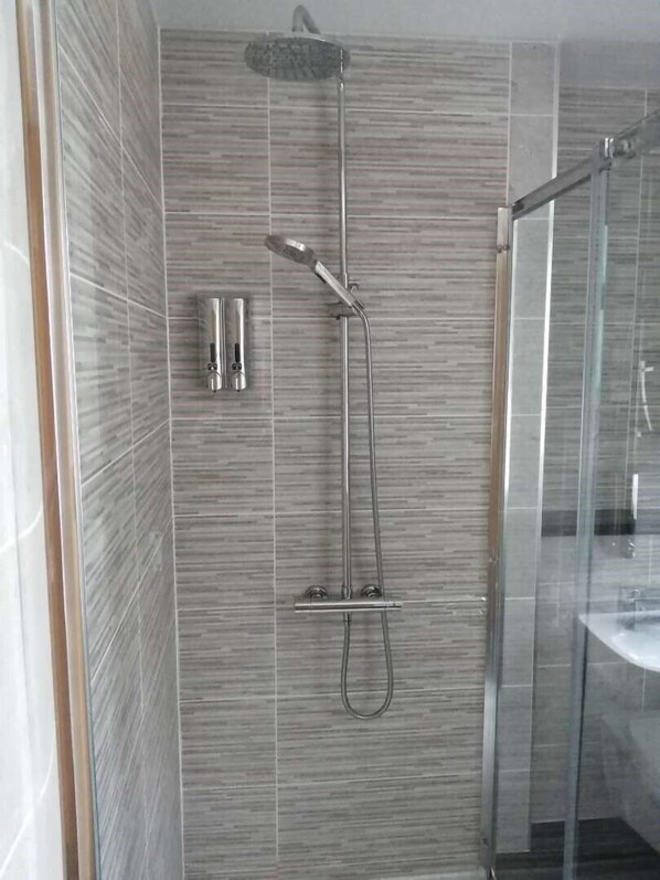 Shower, free toiletries, hair dryer, towels - The Reveller Lodgings (Donegal)