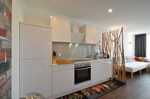 Réfrigérateur, four à micro-ondes, un four, surface de cuisson