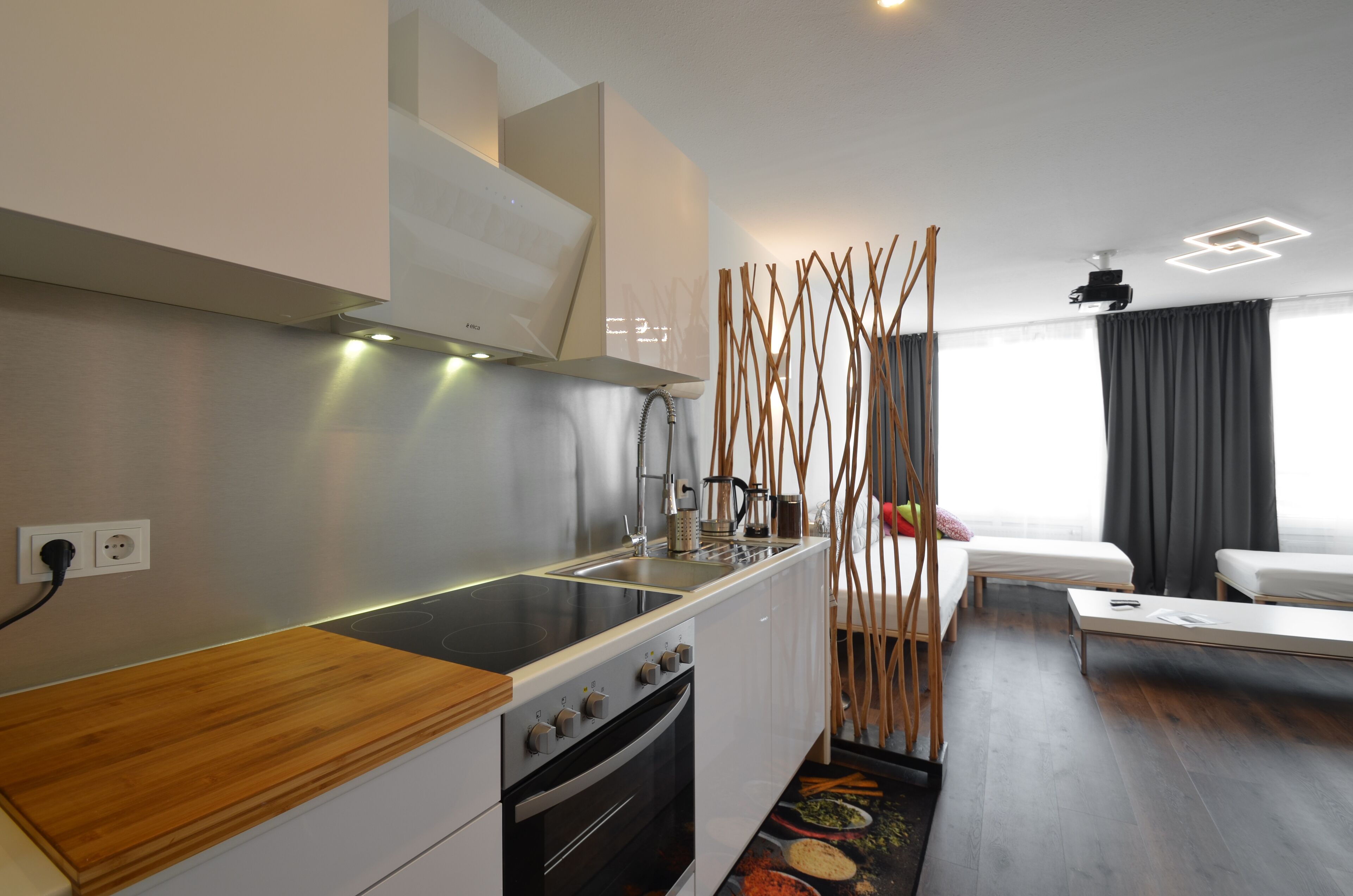 Kühlschrank, Mikrowelle, Ofen, Herdplatte