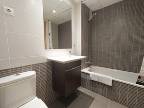 Baignoire, séchoir à cheveux, bidet, serviettes fournies
