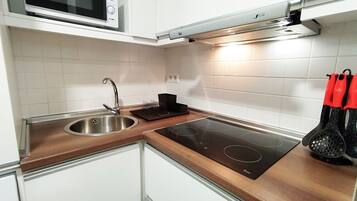 Fridge, microwave, stovetop, coffee/tea maker