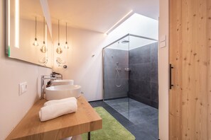Badewanne, Haartrockner, Handtücher