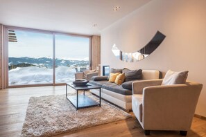 Televisión y chimenea 