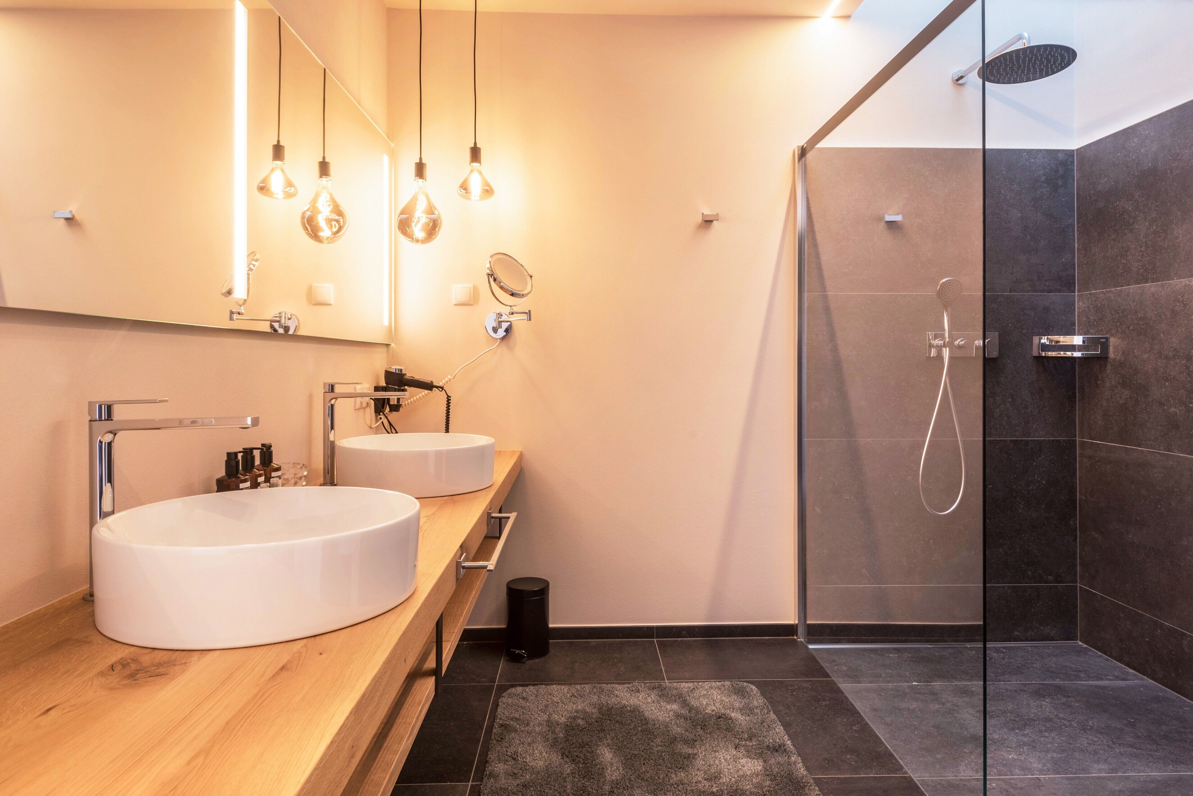 Badewanne, Haartrockner, Handtücher