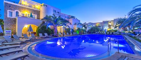 Majoituspaikan julkisivu illalla/yöllä