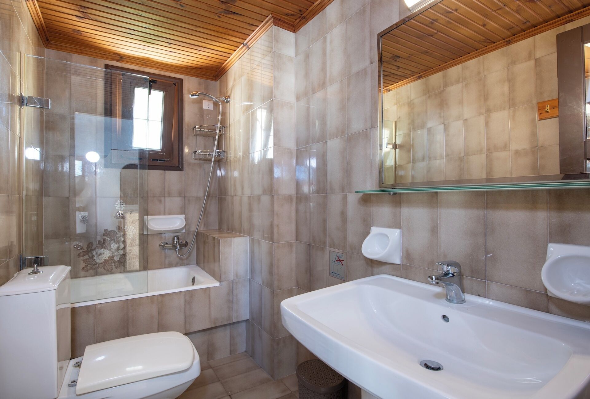 Ein Badezimmer mit Toilette, Bidet, Badewanne und Waschbecken.