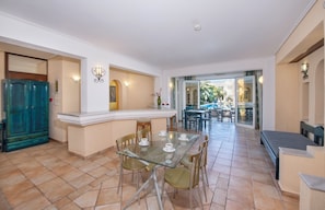 In-room safe, free WiFi, bed sheets - Hotel Castle Suites (Platanias)