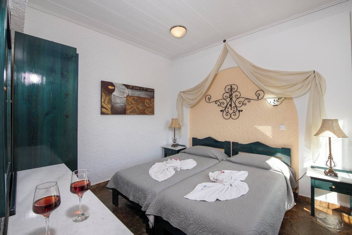 Traditional Apartment | In-room safe, WiFi (free), bed sheets