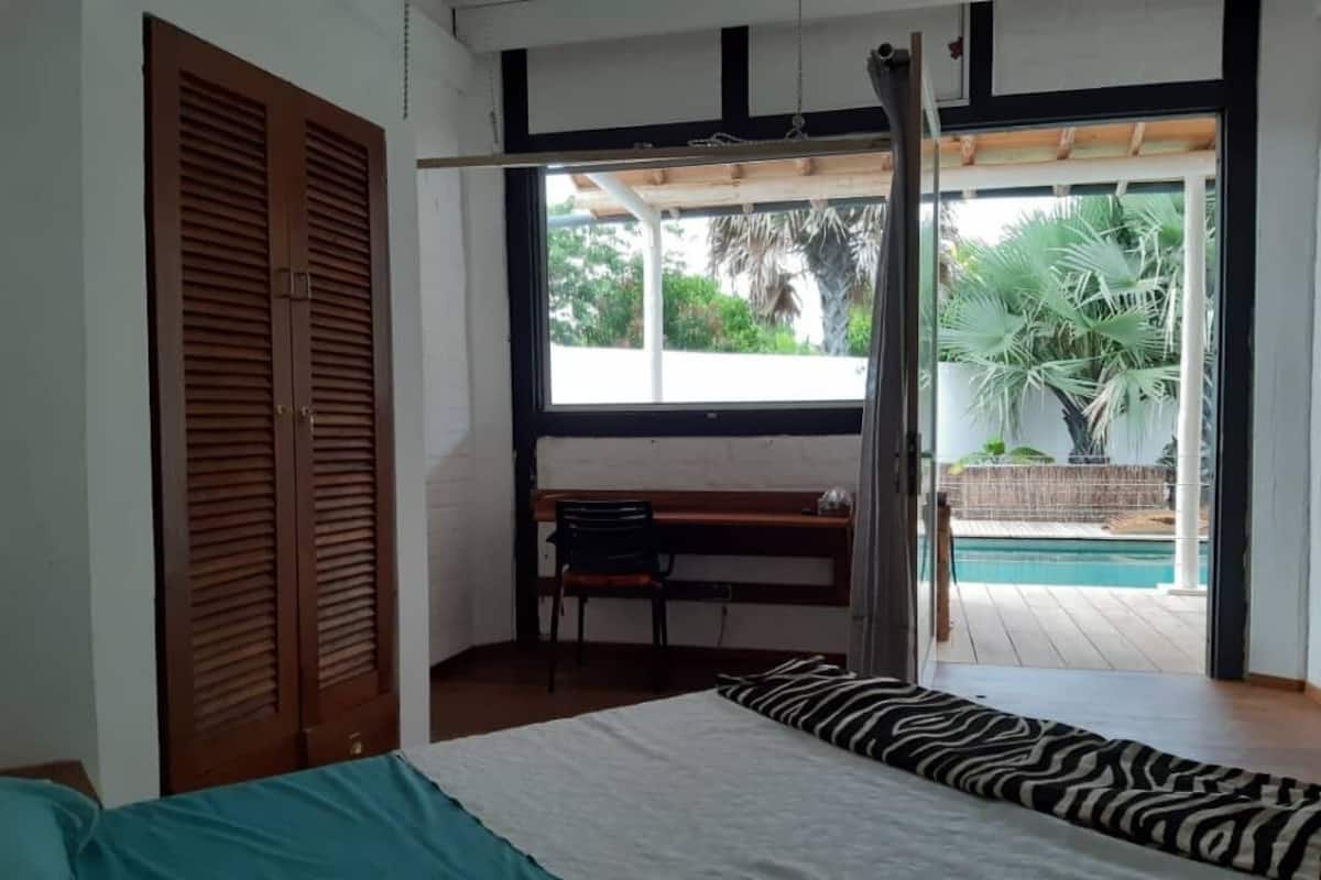 Iron/ironing board, free WiFi, bed sheets