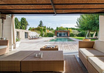 Une piscine chauffée de 15 mètres sur 5 mètres