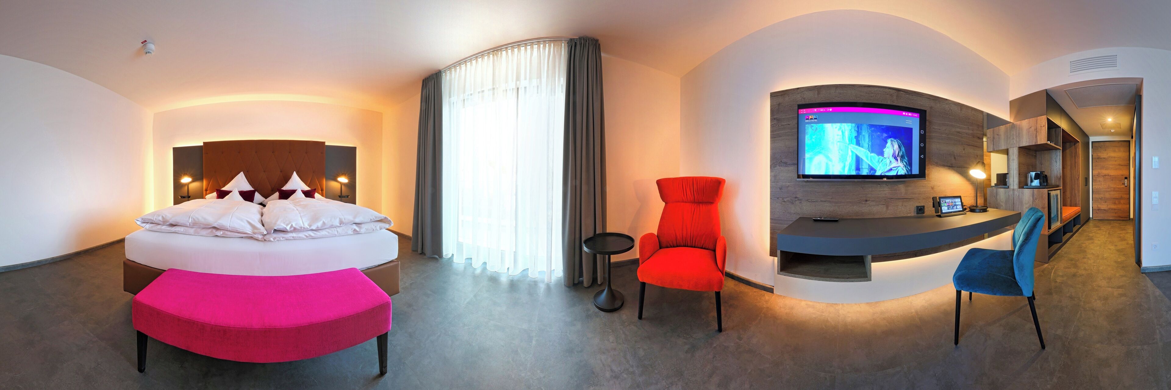 أغطية فراش متميزة وألحفة محشوة بالريش وميني بار وخزنة داخل الغ رفة