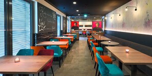 供应早餐和晚餐