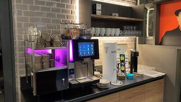 Tägliches Frühstücksbuffet (8 EUR pro Person)