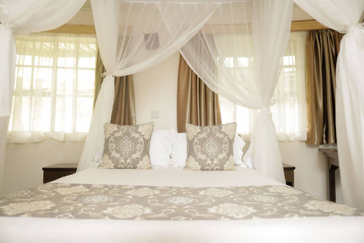Laptop workspace, free WiFi, bed sheets