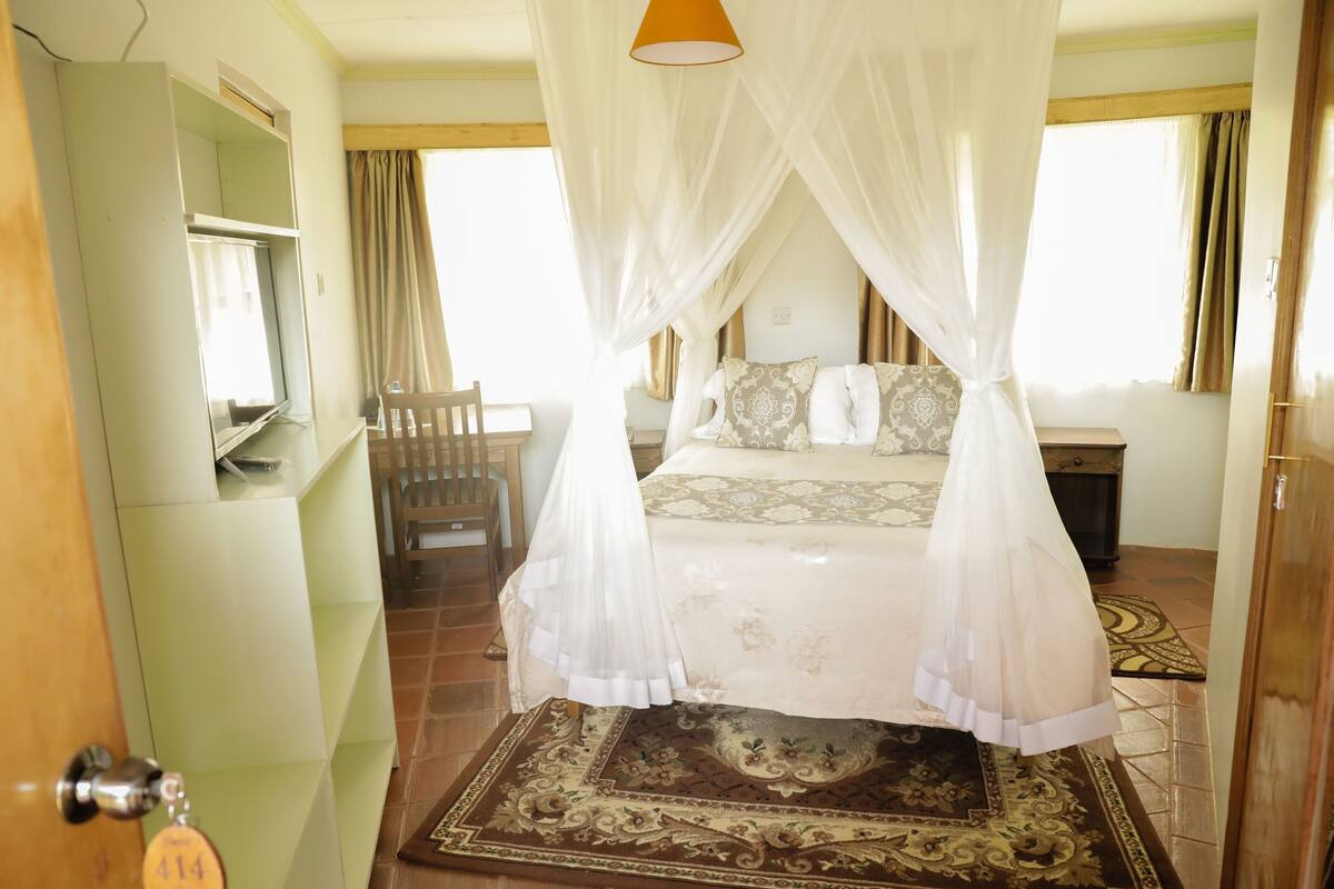 Laptop workspace, free WiFi, bed sheets