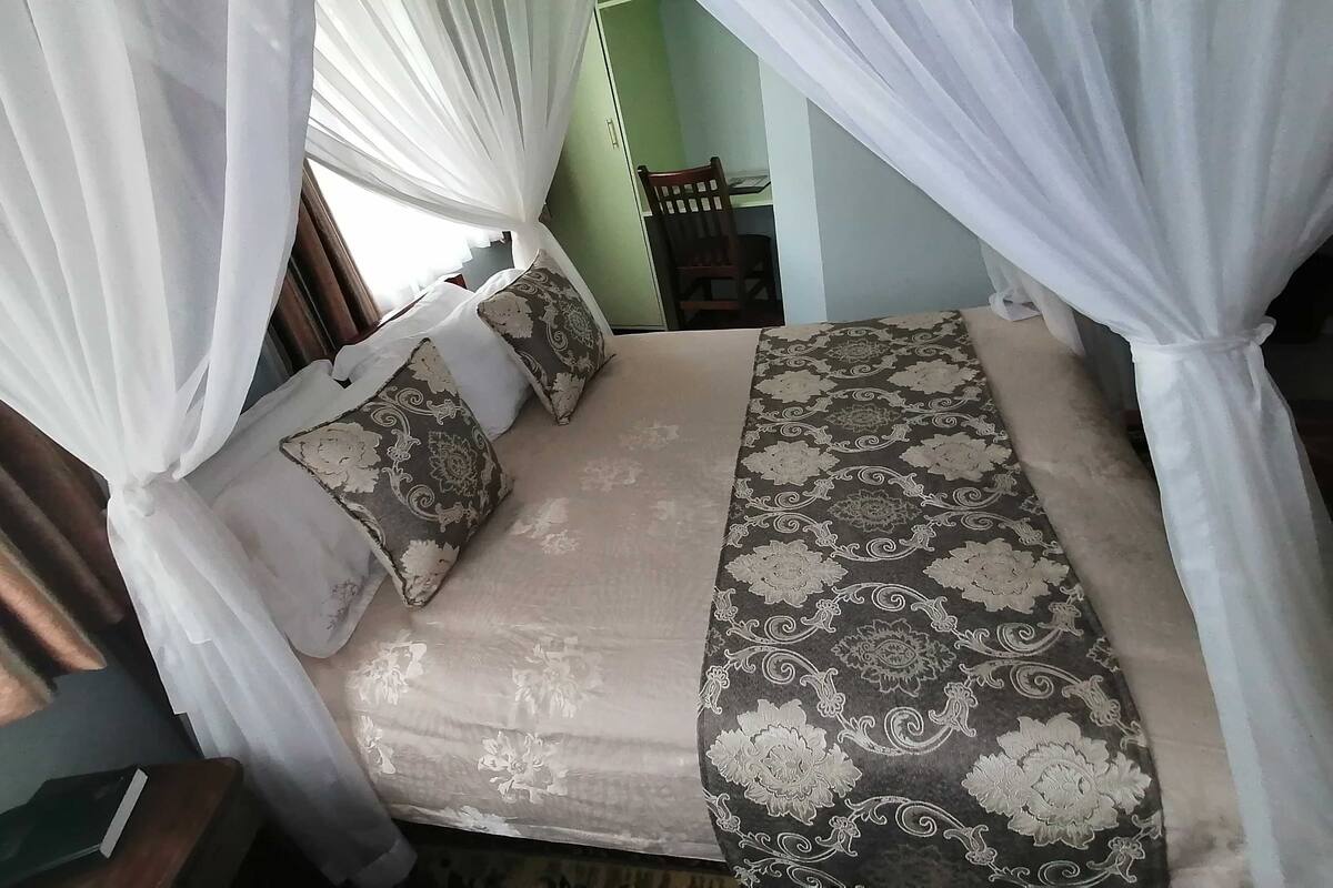 Laptop workspace, free WiFi, bed sheets