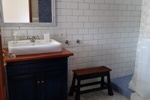 Douche, sèche-cheveux, serviettes fournies