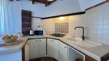 Een koelkast, een magnetron, een waterkoker, een broodrooster