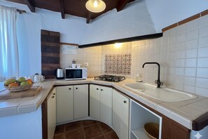 Fridge, microwave, electric kettle, toaster - Charming Refurbished 18th Century Cottages in Arico Nuevo (Arico)