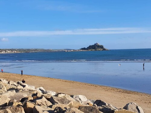 Detached comfortable granite cottage, 5 minute walk to the beach - Dogs Welcome